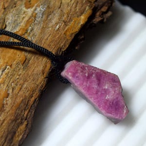 Halsband med hänge i naturlig afrikansk rå rubin, smycken med grov rosa rubin, berlock i oslipad röd sten, handgjord helande ädelstenspresent till henne