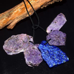 Halsband med hänge i rå rubin och lapis lazuli, 188 karat flerstenskluster, oslipad blåröd kristall, smycken för andlig styrka, bohemisk present till henne