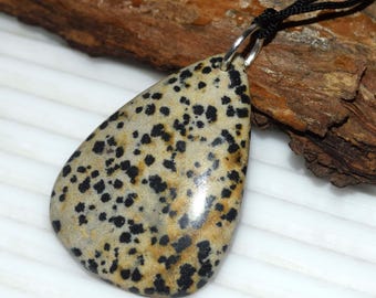 Collar con colgante de jaspe dálmata natural, piedra moteada en forma de lágrima de 53 quilates, cordón negro de 1 mm, cristal curativo de alto brillo, regalo bohemio hecho a mano para ella.