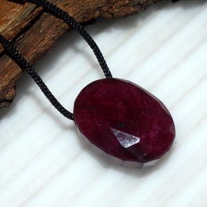 Natuurlijke robijn gefacetteerde hanger met zijgeboorde randen – 30 karaat rode robijn edelsteenketting – helende kristallen sieraden