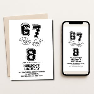 以下が含まれることがあります： 「He's Not 67, He's 8」のテキストが入った白黒の誕生日招待状。招待状には、イベントの詳細が含まれています。12月20日土曜日午後4時、123 Anywhere St.、JulieにRSVP。