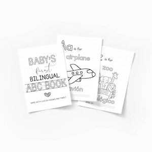 以下が含まれることがあります： バイリンガルABC塗り絵の白いページ3枚。表紙にはBABY'S first BILINGUAL ABC BOOKと書かれています。別のページにはAa is for airplaneとaviónの文字があります。3枚目のページには動物園のイラストとZOOおよびzoológicoの文字が描かれています。