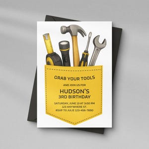 Könnte beinhalten: Eine weiße Einladungskarte mit einem gelben Taschen-Design mit Illustrationen von Werkzeugen. Die Karte lautet "GRAB YOUR TOOLS" und kündigt Hudsons 3. Geburtstag an, einschließlich Datum, Uhrzeit, Ort und RSVP-Informationen.