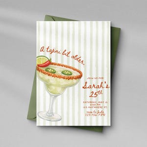 Może przedstawiać: Karta zaproszenia z ilustracją margarity. Tekst brzmi "A tajini bit older." i "Join us for Sarah's 25th." Karta ma zielono-białe paski w tle i jest umieszczona na zielonej kopercie.