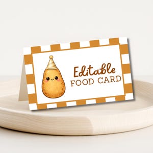Op de afbeelding: Een wit en oranje voedselkaart met een cartoon aardappel met een feesthoedje. De kaart leest "Editable FOOD CARD" in bruine tekst. De kaart ligt op een houten dienblad.