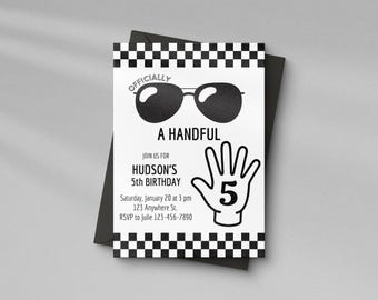 Officiellement, une poignée d'invitations : modèle d'invitation pour un cinquième anniversaire (téléchargement numérique)