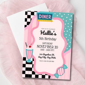 Könnte beinhalten: Eine Geburtstagseinladung im Retro-Stil mit rosa und türkis. Die Einladung zeigt ein Diner-Schild, einen Milchshake und eine Süßigkeiten-Grafik. Der Text enthält "Hallie's 5th Birthday" und Eventdetails.