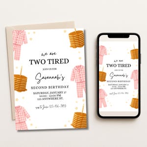 Può includere: Un invito di compleanno con il testo "we are TWO TIRED" e "Savannah's SECOND BIRTHDAY". Il design include illustrazioni di pancake, pigiami e stelle. Uno smartphone mostra lo stesso invito.
