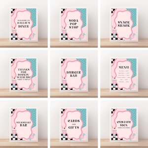 Puede incluir: Nueve letreros enmarcados con un tema de restaurante retro. Cada letrero presenta un diseño rosa y azul con texto como "Welcome to Hallie's Diner", "Soda Pop Stop" y "Burger Bar". Los letreros incluyen ilustraciones de batidos.