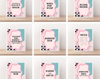 Könnte beinhalten: Neun gerahmte Schilder mit einem Retro-Diner-Thema. Jedes Schild hat ein rosa und blaues Design mit Text wie "Welcome to Hallie's Diner", "Soda Pop Stop" und "Burger Bar". Die Schilder enthalten Milchshake-Illustrationen.