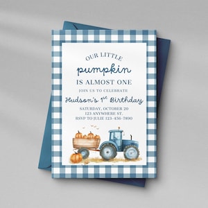 Może przedstawiać: Niebiesko-biała karta zaproszenia w kratkę z napisem "OUR LITTLE pumpkin IS ALMOST ONE". Karta zawiera akwarelową ilustrację traktora ciągnącego wózek z dyniami. Zaproszenie jest na 1. urodziny Hudsona.