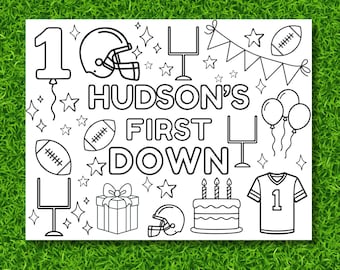 Pode incluir: Uma página para colorir em preto e branco com tema de futebol americano. O texto "HUDSON'S FIRST DOWN" é exibido, juntamente com bolas de futebol, capacetes, uma camisa, um bolo e outros gráficos comemorativos. O número 1 é apresentado com um balão.