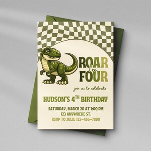 Może przedstawiać: Zaproszenie urodzinowe z zieloną ilustracją dinozaura i napisem "ROAR FOUR". Zaproszenie zawiera szczegóły 4. urodzin Hudsona, z datą, godziną i miejscem. Tło ma wzór w szachownicę.