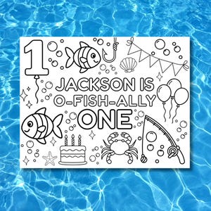 以下が含まれることがあります： 「JACKSON IS O-FISH-ALLY ONE」というテキストが入った白黒の塗り絵。魚、釣り竿、ケーキ、カニ、風船、その他の水生をテーマにした要素のイラストが特徴です。