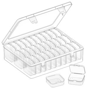 Puede incluir: Una caja organizadora de almacenamiento de plástico transparente con tapa abatible y múltiples compartimentos pequeños individuales en su interior. El conjunto incluye un recipiente rectangular grande con varios recipientes cuadrados pequeños.
