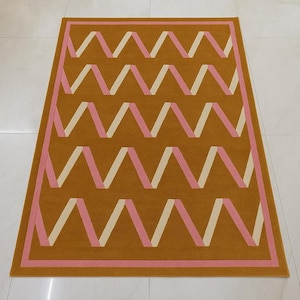 handmade tufted rug, zigzag rug, geometric area rug, modern carpet, boho rug decor, mustard pink rug, living room rug, bedroom rug, aesthetic rug, custom tufted rug, hand tufted carpet, trendy home decor, abstract rug