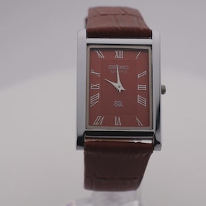 Vintage Seiko Slim Tank Quarz-Herrenarmbanduhr mit rotem Zifferblatt