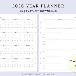 Può includere: Una doppia pagina di un planner annuale 2026. La pagina sinistra mostra un calendario annuale, mentre la pagina destra offre sezioni per obiettivi settimanali, mensili e trimestrali. Il testo "2026 YEAR PLANNER A5 | INSTANT DOWNLOAD" è in alto.