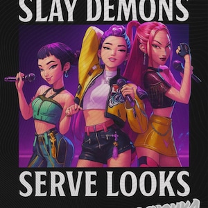 Peut inclure: Illustration de trois personnages féminins stylisés tenant des microphones. Le texte "SLAY DEMONS" et "SERVE LOOKS" est affiché. Le nom de l'artiste, "PATACHOUKA DESIGNS", est également présent. Les personnages sont aux couleurs vives.