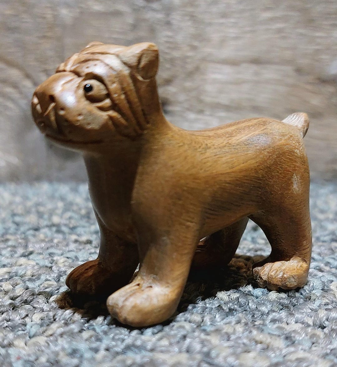 硬材の手彫りの小さな犬の置物 ブルドッグ？フレンチブルドッグ？パグ 