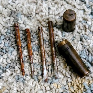 Zestaw narzędzi wielofunkcyjnych z mosiądzu w stylu vintage, miniaturowy śrubokręt, korkociąg, szydło, stemplowane, antyczne, mosiężne etui na narzędzia