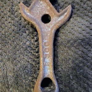 Antieke Walter A Wood-sleutel F300, gietijzeren boerderijgereedschap, primitief industrieel decor