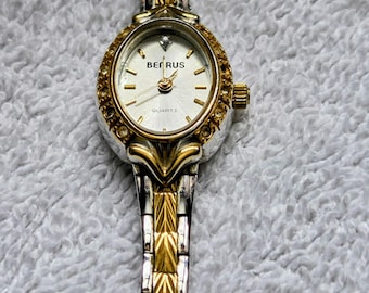 Reloj de vestir Benrus BN323 para mujer, bicolor oro y plata, correa de eslabones texturizada, estética shabby chic, pequeño y delicado, estilo de mediados de siglo.
