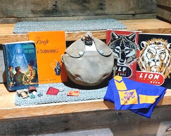 Vintage Boy Scouts Memorabilia Lot, 1950er Jahre BSA Aufnäher, Bücher, Pins