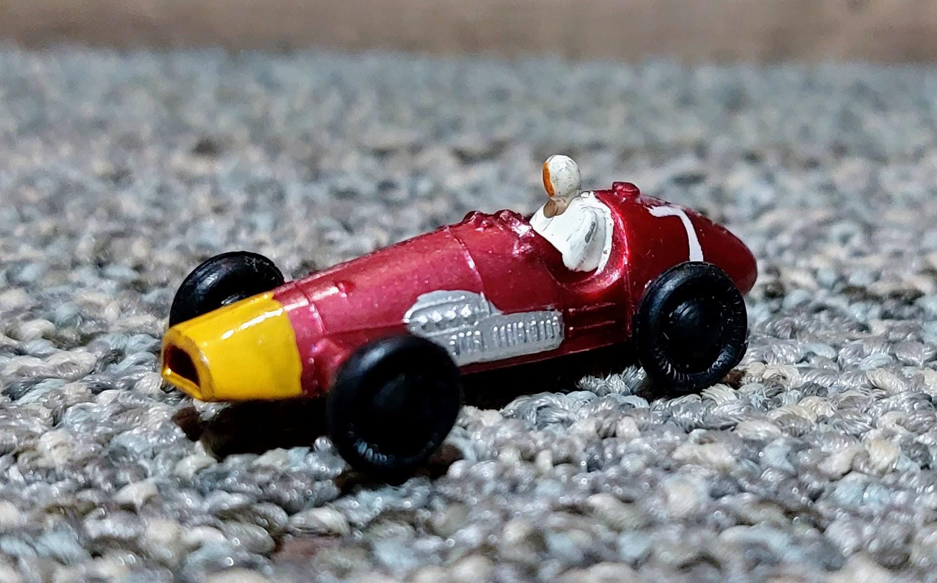 Dinky Toys Atlas 23J Ferrari auto de course 1/43