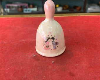 Campana miniatura de cerámica vintage – Pequeña campana de porcelana rosa, motivo de pareja romántica, pequeña pieza de decoración coleccionable.