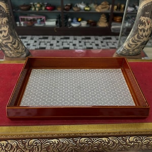 Plateau de service en bois vintage - Plateau en bois rectangulaire avec base tressée, plateau de présentation décoratif, décoration d'intérieur rustique