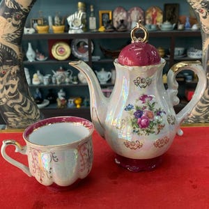 Juego de té vintage de porcelana con brillo metálico, 2 piezas, tetera y taza de porcelana con diseño floral.