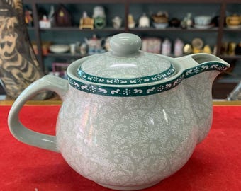 Tetera de cerámica vintage con tapa, tetera floral con ribete verde.