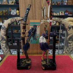 Juego de espada y arco japoneses en miniatura con caja de madera – Exhibición decorativa de samurái, réplica de hoja de estaño, juego completo