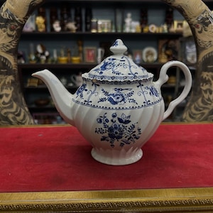 Tetera inglesa vintage azul y blanca – Tetera de cerámica hecha en Inglaterra, decoración floral con pájaros, estilo rústico de colección.