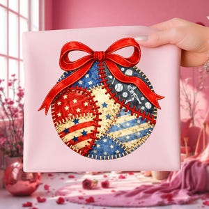 Peut inclure: Un sac cadeau carré rose clair avec un motif de baseball. Le ballon de baseball est composé de pièces rouges, blanches et bleues, avec un nœud rouge sur le dessus. Le motif de baseball comprend des étoiles et des figurines de baseball.