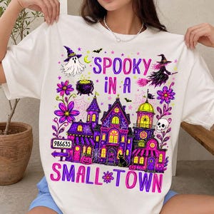 Camiseta personalizada com código postal de Halloween, bruxas em PNG, cidade do Halloween em PNG, nome da cidade personalizada Salem Village, Halloween assustador