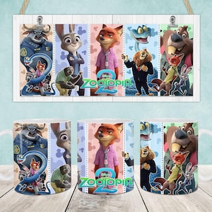 Pode incluir: Canecas de cerâmica branca e um letreiro decorativo de madeira com personagens do filme de animação "Zootopia 2". As canecas e o letreiro exibem ilustrações coloridas dos personagens, incluindo uma raposa, um coelho e um leão.