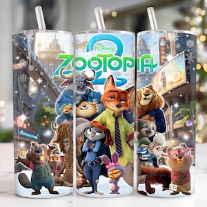 Puede incluir: Tres vasos de acero inoxidable con personajes de la película de Disney "Zootopia 2". Los vasos tienen un fondo blanco con una escena de ciudad invernal y el logotipo de la película. Cada vaso incluye una pajita transparente.