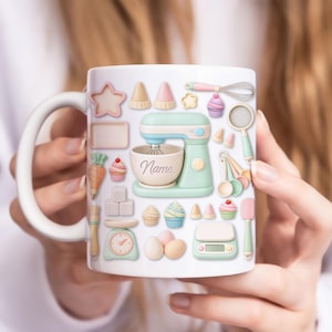 Könnte beinhalten: Weißer Keramikbecher mit einem pastellfarbenen Design von Backutensilien und Leckereien. Mit Küchenmaschine, Cupcakes, Messlöffeln und dem Wort "Name". Ein tolles Geschenk für Bäcker.