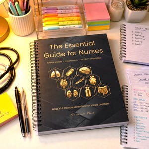 Peut inclure: Un livre à spirales intitulé "The Essential Guide for Nurses" avec des illustrations anatomiques dorées sur la couverture. Le livre est entouré de stylos, de surligneurs et de cahiers. Le texte de la couverture indique "Cheat sheets, mnemonics, NCLEX-ready tips."