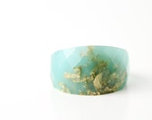 cocktail ring size 8 seafoam round faceted eco resin ring featuring gold leaf flakes