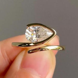 Anillo de compromiso con diamantes cultivados en laboratorio de 3 quilates en talla pera: joyería nupcial moderna en oro amarillo de 14 quilates