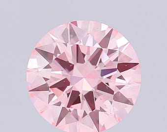 Puede incluir: Un diamante rosa claro de talla redonda con numerosas facetas. La gema tiene un brillo brillante y una estructura interna compleja, que refleja la luz en varias direcciones. El diamante está sobre un fondo gris claro.