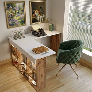 Puede incluir: Un escritorio en forma de L con una superficie blanca y base de madera, con una estantería incorporada. Una silla verde con botones está cerca. El escritorio tiene una máquina de escribir antigua, un libro y un bolígrafo. Dos pinturas enmarcadas cuelgan de la pared.