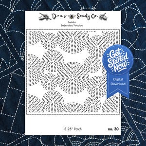 Puede incluir: Una plantilla de bordado blanca con un diseño circular repetitivo de líneas discontinuas negras. El texto "Draw Society Co." y "Sashiko Embroidery Template" están en la parte superior. Una pegatina azul dice "Get Started Now" y "Digital Download". El parche mide 21 cm.