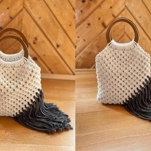 Peut inclure: Un sac à main en macramé avec des poignées en bois. Le sac est beige avec une frange gris foncé en bas à droite. Le sac est posé sur une surface en bois.