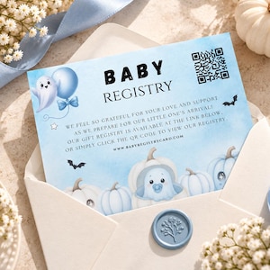 Op de afbeelding: Een lichtblauwe baby-verlanglijstkaart met een geest, een ballon en pompoenen, inclusief een QR-code. De tekst luidt: BABY REGISTRY. WE FEEL SO GRATEFUL FOR YOUR LOVE AND SUPPORT AS WE PREPARE FOR OUR LITTLE ONE'S ARRIVAL! WWW.BABYREGISTRYCARD.COM.