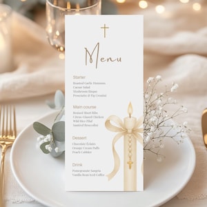 Op de afbeelding: Een formele menukaart met een kruis en het woord "Menu". De kaart toont een kaarsillustratie met een lint en een kruisvormige hanger. Het menu bevat voorgerechten, hoofdgerechten, desserts en drankjes.