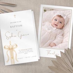 Op de afbeelding: Set van doopuitnodiging en bedankkaart. De uitnodiging toont een gouden kruis, de woorden "Welkom bij de doop van Sophia Grace" en een kaarsillustratie. De bedankkaart heeft een foto van een baby in een witte jurk.